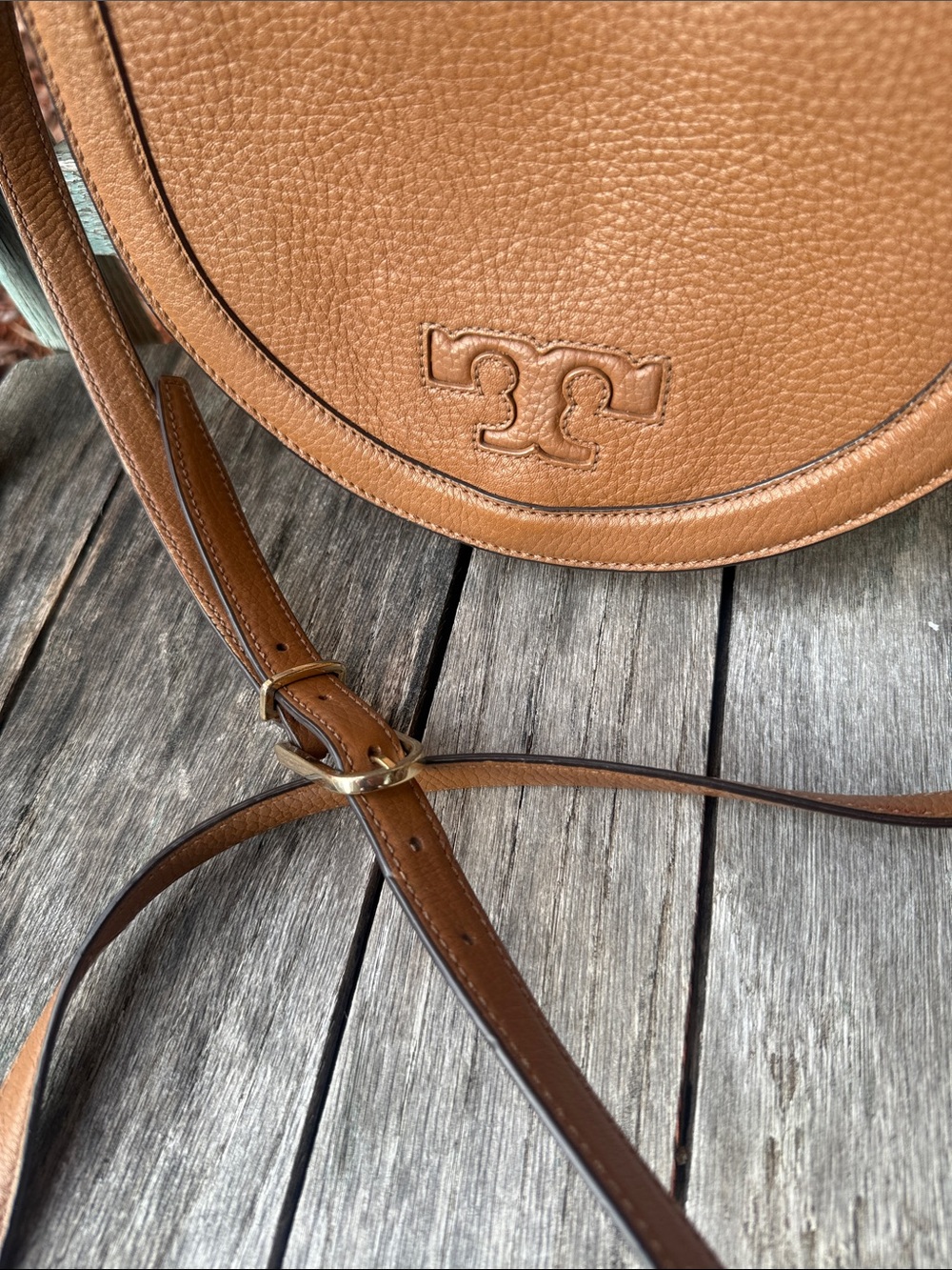 Tory Burch Serif T Leather Cognac Pebble Leather Crossbody Saddle Bag - Picture 4 of 14
